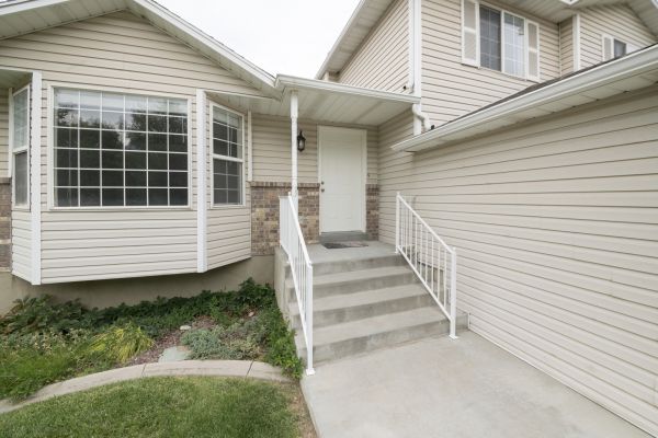 Cost of White Vinyl Siding Replacement in Freehold